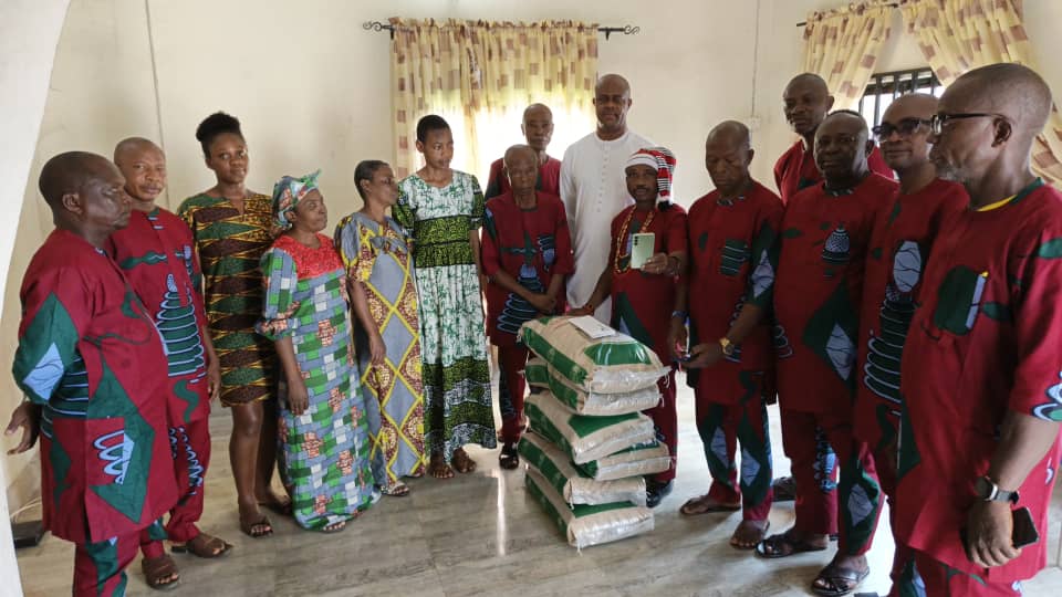 Christmas/Boxing Day: Abia Business Mogul Distributes 3,000 Bags of Rice, Cash to Orphanages, Groups in Umuahia North